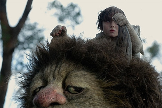 Tanto en el cuento de Sendak como en la película, vemos claramente cómo detrás de los Monstruos que habitan la isla se esconden todas y cada una de las emociones que están dentro del ser humano 