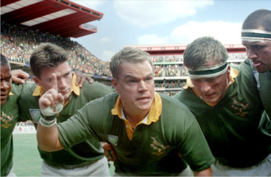 A modo de reflexión político-deportiva, durante todo el desarrollo de la historia se intercalan los críticos comentarios televisivos de un reputado periodista