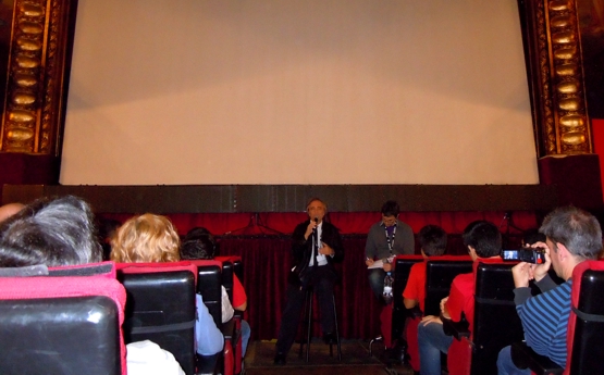 Joe Dante rodeado de sus fans y algún gremlin camuflado