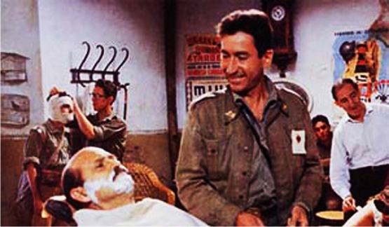 Así pues, lo que Berlanga quiere mostrar es cómo ese intercambio de cigarrillos y papel no responde sino a la necesaria colaboración social de dos facciones que no se soportan Así pues, lo que Berlanga quiere mostrar es cómo ese intercambio de cigarrillos y papel no responde sino a la necesaria colaboración social de dos facciones que no se soportan