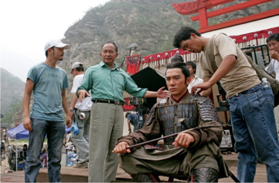 John Woo dirigiendo un supuesto fresco histórico, y confirmando a la par el presupuesto más elevado de cualquier película procedente de China John Woo dirigiendo un supuesto fresco histórico, y confirmando a la par el presupuesto más elevado de cualquier película procedente de China