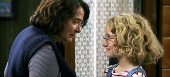 El filme critica las relaciones de poder que se crean en la sociedad actual, en este caso concreto entre la portera y los vecinos El filme critica las relaciones de poder que se crean en la sociedad actual, en este caso concreto entre la portera y los vecinos