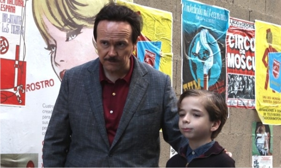 La película, insisto, no se adentra ni el personaje, ni en la realidad de su tiempo. No se ve cómo era ni uno, ni la otra