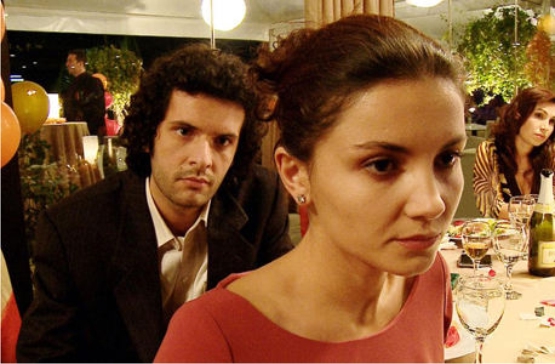 Se trata de dos historias paralelas, sin ningún tipo de entrecruzamiento formal y directo, pero con el mismo leitmotiv. Dos historias simétricas, protagonizadas por sendas parejas de enamorados Se trata de dos historias paralelas, sin ningún tipo de entrecruzamiento formal y directo, pero con el mismo leitmotiv. Dos historias simétricas, protagonizadas por sendas parejas de enamorados