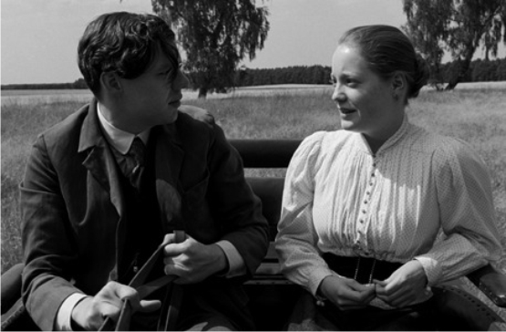 Pero a pesar de todo algo le falta a esta obra para que los incondicionales de Haneke nos reconozcamos plenamente en ella. Quizá sea la relectura a la que por lo general obligaba el final de sus películas