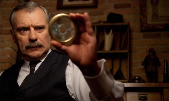 Es la segunda película de su director, Eugenio Mira. La anterior, The Birthday (2004), se ocultó desde el propio título para dar el pego, que no engañó a nadie. Ésta… menos