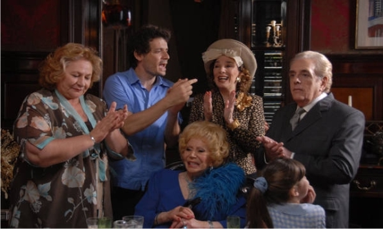 Como un rendido homenaje y un sentido tributo al lugar más común asociado a la idiosincrasia argentina discurre, por entre las tranquilas aguas de la nostalgia satisfecha, la última película de Daniel Burman