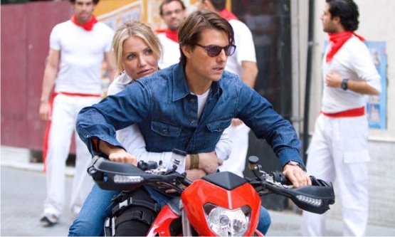Tom Cruise y Cameron Diaz se agarran a todo lo que pueden... también a la moto entre mozos en pleno sanfermín sevillano