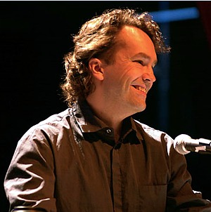 No es país para viejos (2007) contiene muy poca música original de Carter Burwell, en beneficio del uso de sonidos No es país para viejos (2007) contiene muy poca música original de Carter Burwell, en beneficio del uso de sonidos