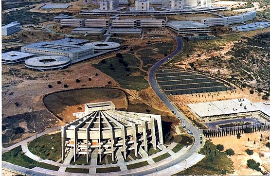 La última de las universidades laborales que se crea en España es ésta de Cheste (Centro de Orientación de Universidades Laborales, se denomina)