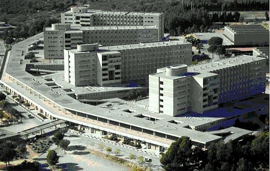 El complejo educativo fue construido de hormigón armado. En el proyecto se cuidaron pequeños detalles como la creación de pasillos cubiertos en el exterior, para posibilitar que el alumnado pudiera trasladarse de un lugar a otro del centro sin mojarse, en caso de lluvia
