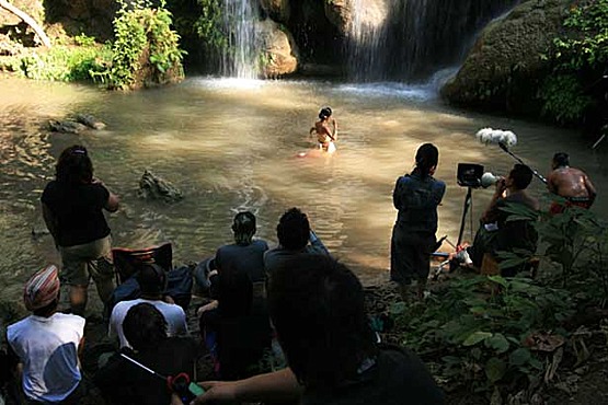 Uncle Boonmee Who Can Recall His Past Lives (Loong Boonmee raleuk chat/El tío Boonmee, quien puede recordar sus vidas pasadas) del director tailandés Apichatpong Weerasethakul 