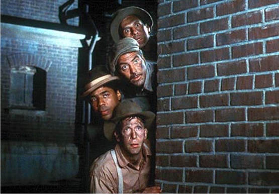Como dice Everett a las puertas del hogar perdido, rescatando la lucidez del poeta que, en el fondo, lleva dentro: “Todo ser humano puede exaltarse en un momento de angustia”. Como dice Everett a las puertas del hogar perdido, rescatando la lucidez del poeta que, en el fondo, lleva dentro: “Todo ser humano puede exaltarse en un momento de angustia”.