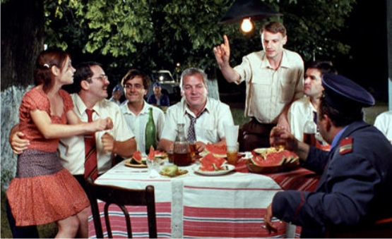 En el haber de la película hay que reconocer, una vez más, la cuidada ambientación y el gusto por los detalles que ya hemos constatando en este nuevo cine rumano