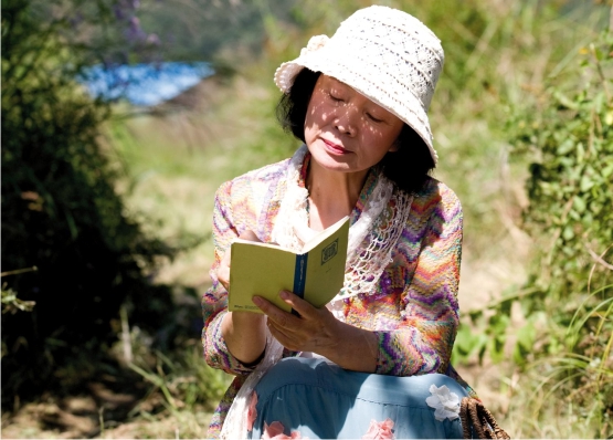 Poesía es una historia de búsqueda del sentido personal en un universo de luces y sombras, de recuperación de la niñez Poesía es una historia de búsqueda del sentido personal en un universo de luces y sombras, de recuperación de la niñez