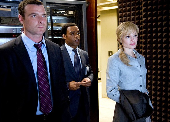 Liev Schreiber también pasea su rostro por el film... ¿por qué andará siempre tan serio? ¿Ocultará algo?