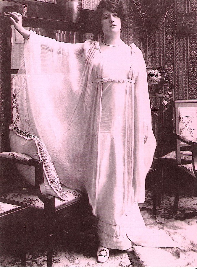 Raquel Meller en Los arlequines de seda y oro, de Ricardo Baños (1919).