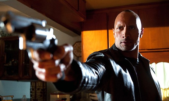 Expresividad no tiene, pero Dwayne Johnson maneja las armas como pocos... ¿eso le convierte en actor? sed-de-venganza-01