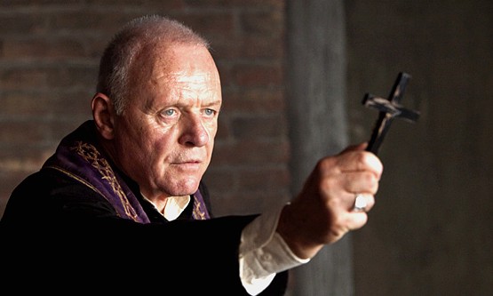 Ni siquiera la presencia del veterano Anthony Hopkins ayuda a aumentar el interés del excesivo metraje el-rito-01