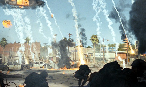 El guión de esta batalla para defender Los Angeles está repleto de agujeros e incoherencias insalvables en manos de unos inexpresivos actores invasion-a-la-tierra-2