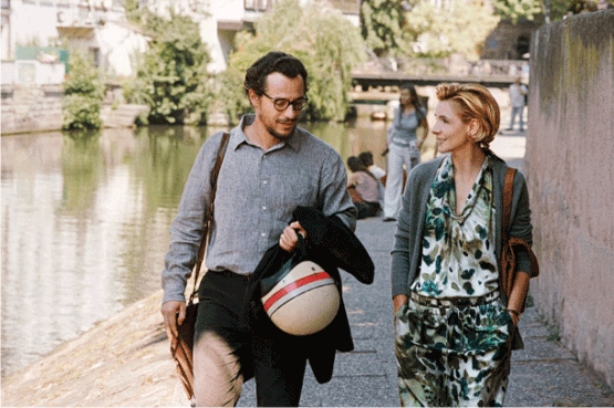 Para concluir felicidad, mucha felicidad. Y cueste lo que cueste. El guión, del propio director, le desautoriza además como escritor. Al menos como escritor cinematográfico silenciodeamor03
