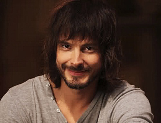 Movidos interiormente por sentimientos de venganza y/o justicia, los héroes, se oponen al poder establecido convirtiéndose, tengan o no ideología política, en adversarios de los poderosos aguila-roja-12