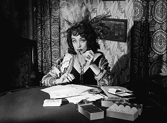 Tanya, Marlene Dietrich, quizá Quinlan siempre ha comprendido que Méjico es su hogar touch_of_evil-120