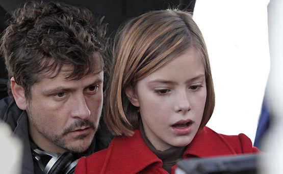 Kike Maíllo dirigiendo a Claudia Vega, el gran hallazgo del film eva-5