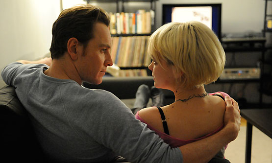Michael Fassbender encarna a Brandon con atroz realismo, las escenas más dramáticas no requieren más que de un primer plano del actor para transmitir todo lo que el director pretende shame-4