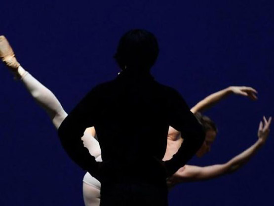 Realizada con un minimalismo compositivo despojado de todo lo accesorio, la solitaria pareja de bailarines (vestidos de blanco) sobre el escenario, recortados sobre el fondo azul oscuro an-american-swan-2