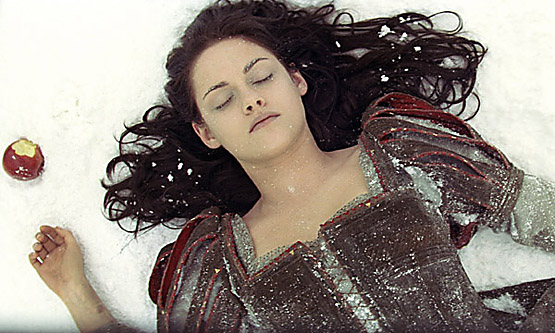 Quedan bonitas postales, una puesta en escena superlativa, una música medieval muy apropiada, un excelente diseño de vestuario y unas interpretaciones más o menos logradas blancanieves-y-la-leyenda-5