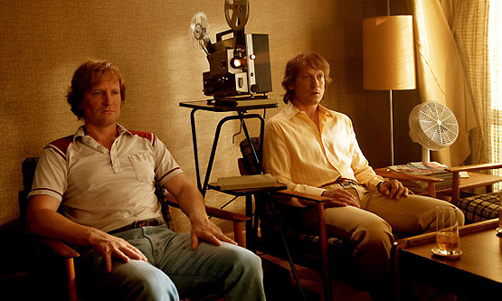 Lo macabro está presente a través de las snuffs movies con las que se deleitan los maleantes y con la manera que tiene el director de mostrarnos la crueldad de sus actos silencio-de-hielo-4