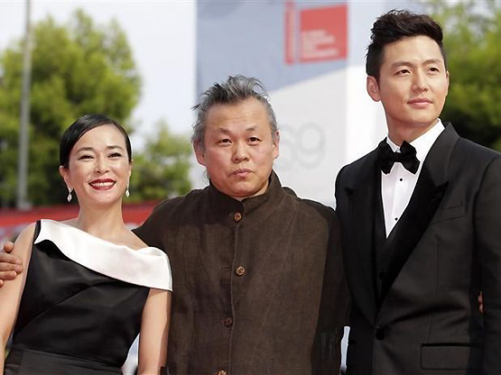 Cuando Ki-Duk llegaba a la rueda de prensa se le recibió con una ovación intensa. Estos aplausos iban dirigidos tanto para él como para los dos actores protagonistas pieta-2