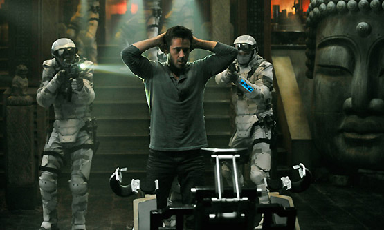 Y si aún estuviéramos hablando de escenas que quitan el hipo o de innovaciones técnicas que corten la respiración del respetable podríamos salvar el descalabro por alguna parte, pero no es así. desafio-total-2