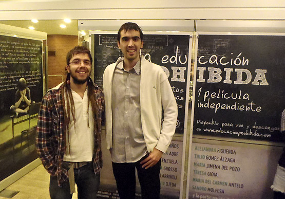 El modelo que sugiere el documental sólo es válido para una sociedad en principio inexistente: una sociedad de pequeños grupos o comunidades la-educacion-prohibida-8