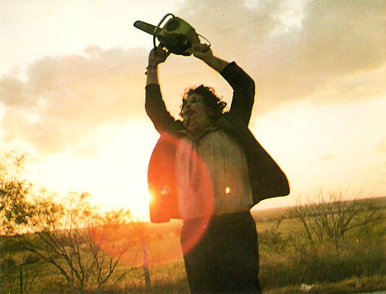 Pese a que Marcus Nispel intenta insuflarle realismo a su remake, nada estremece tanto como la imagen final de Leatherface en la primera, la original de Tobe Hooper matanza-texas-2