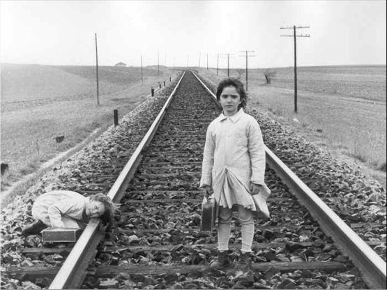 Sin duda, Isabel y Ana no están hechas de la misma pasta. Sus diferencias en el comportamiento son indicios de una distinta actitud ante la vida y, en correlación, ante la muerte. Y, sin embargo, ambas siguen siendo unas niñas