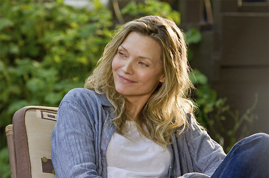 Michelle Pfeiffer está estupenda en su papel de madre depresiva y temerosa, destacando su aportación junto a la del más joven del reparto, Michael Hall D’Addario asi-somos-3