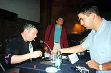 Bonezzi firmando discos al autor de este artículo, Juan Francisco Álvarez