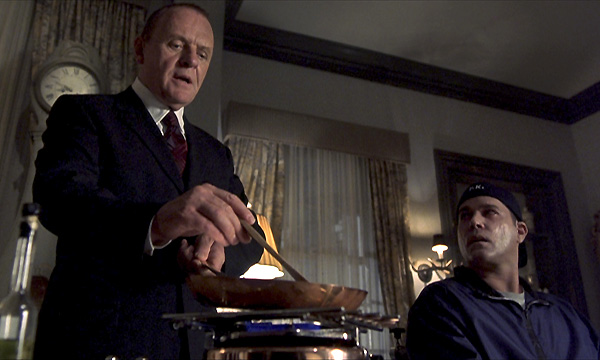 En esta segunda parte, Hannibal Lecter hace una demostración práctica de lo que es preparar un plato que te haga perder la cabeza Hannibal-2