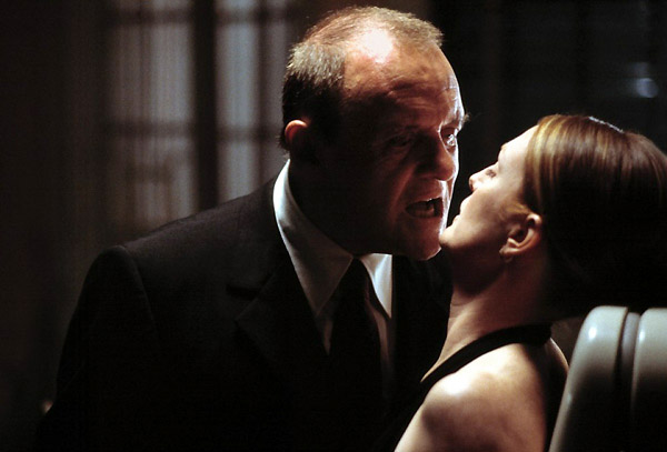 Este caníbal pierde enteros respecto a su original literario... está bien que uno pierda la cabeza por una moza, pero la mano... Hannibal-3