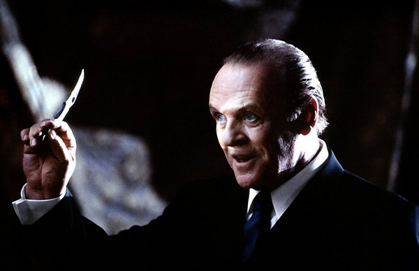Hannibal tiene razón de ser sólo por la presencia de su personaje protagonista y su intérprete: Lecter y Anthony Hopkins Hannibal-4