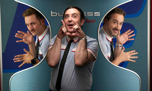 Con Los amantes pasajeros su cine se enrosca en el carácter cutre de un periodo ya pasado, cumplido los-amantes-pasajeros-5