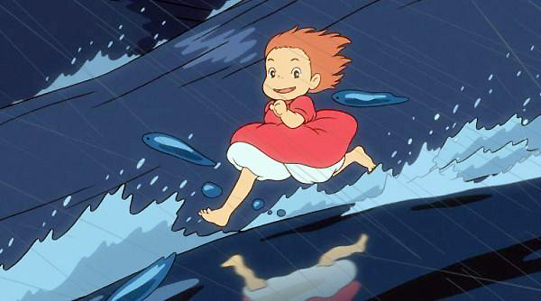 De pronto, la figura de una niña sobresale entre la cresta de las olas que le van acercando al vehículo ponyo-en-el-acantilado-2