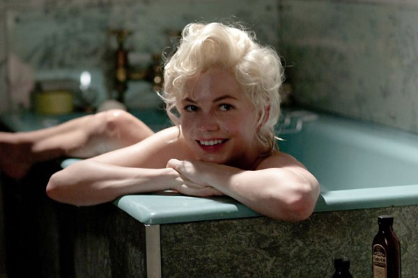 Michelle Williams intenta con ahínco y no poca profesionalidad demostrarnos todo esto mediante una interpretación versátil e importante, pero siempre te quedas con la sensación de que no ha sido suficiente mi-semana-con-marilyn-2