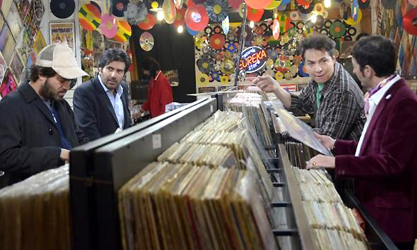 Todo está muy diseñado y empaquetado en esta propuesta que, aunque entretiene y hasta llega a divertir en algunos momentos, se muestra demasiado indefensa en su conceptualidad dias-de-vinilo-4