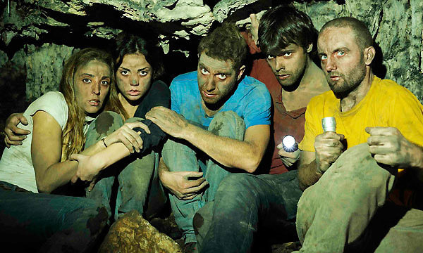 Si superas la molestia del 'amateurismo', el film acaba revelándose como una propuesta atractiva y dura la-cueva-2