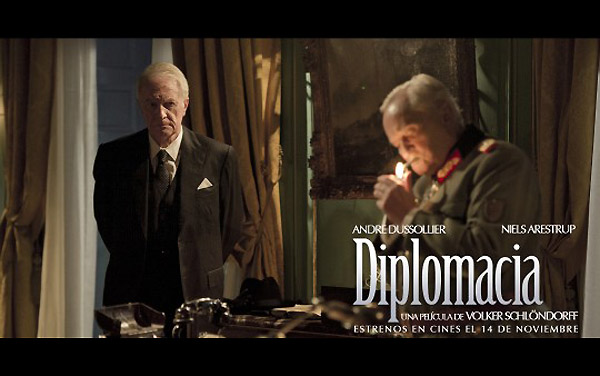 Sin embargo, aunque ese encuentro entre Nordling y von Choltitz nunca hubiera tenido lugar tal y como lo imagina Schlöndorff, lo que si nos llega como espectadores es la tensión entre dos historias, dos pasados y dos espacio diplomacia-3