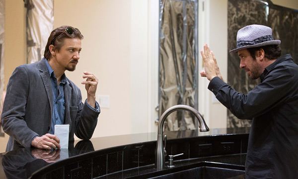 Michael Cuesta con Jeremy Renner en un momento del rodaje matar-al-mensajero-6-cuesta