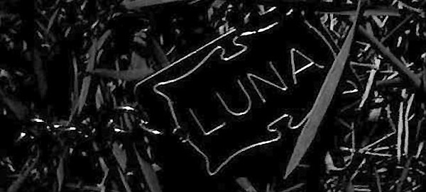 Y es que el deseo de expresión estética que vemos despuntar en Luna comenzará a transformarse en prurito de perfección formal en Abre los ojos luna-2